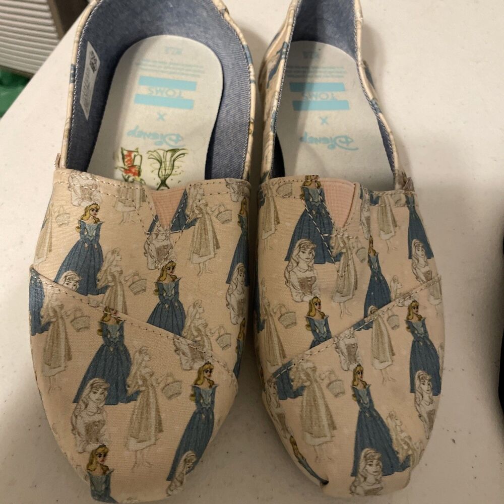 Disney x Toms Women's 7.5 Pink  Sleeping Beauty Printed Canvas Slip On Shoe